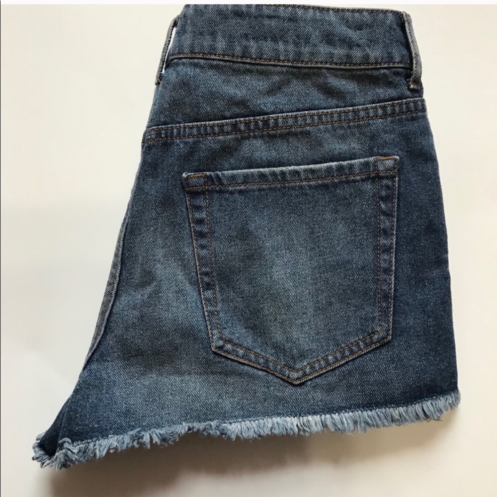 A pair of Forever 21 destressed shorts - Picture 5 of 8